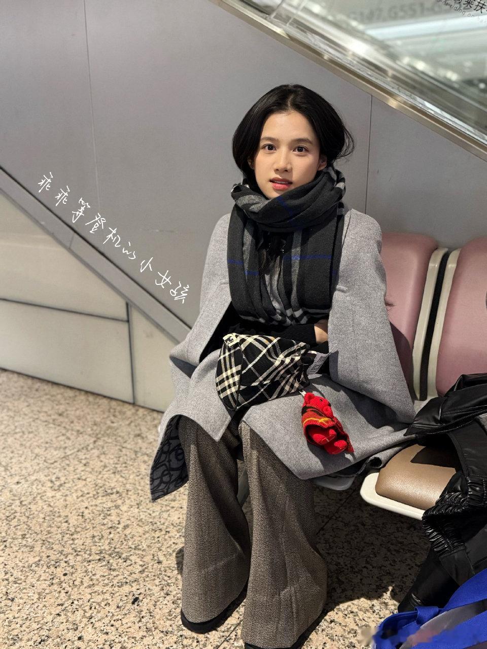 张婧仪营业，私下真的挺小女孩少女心的，台前又非常大气！ 
