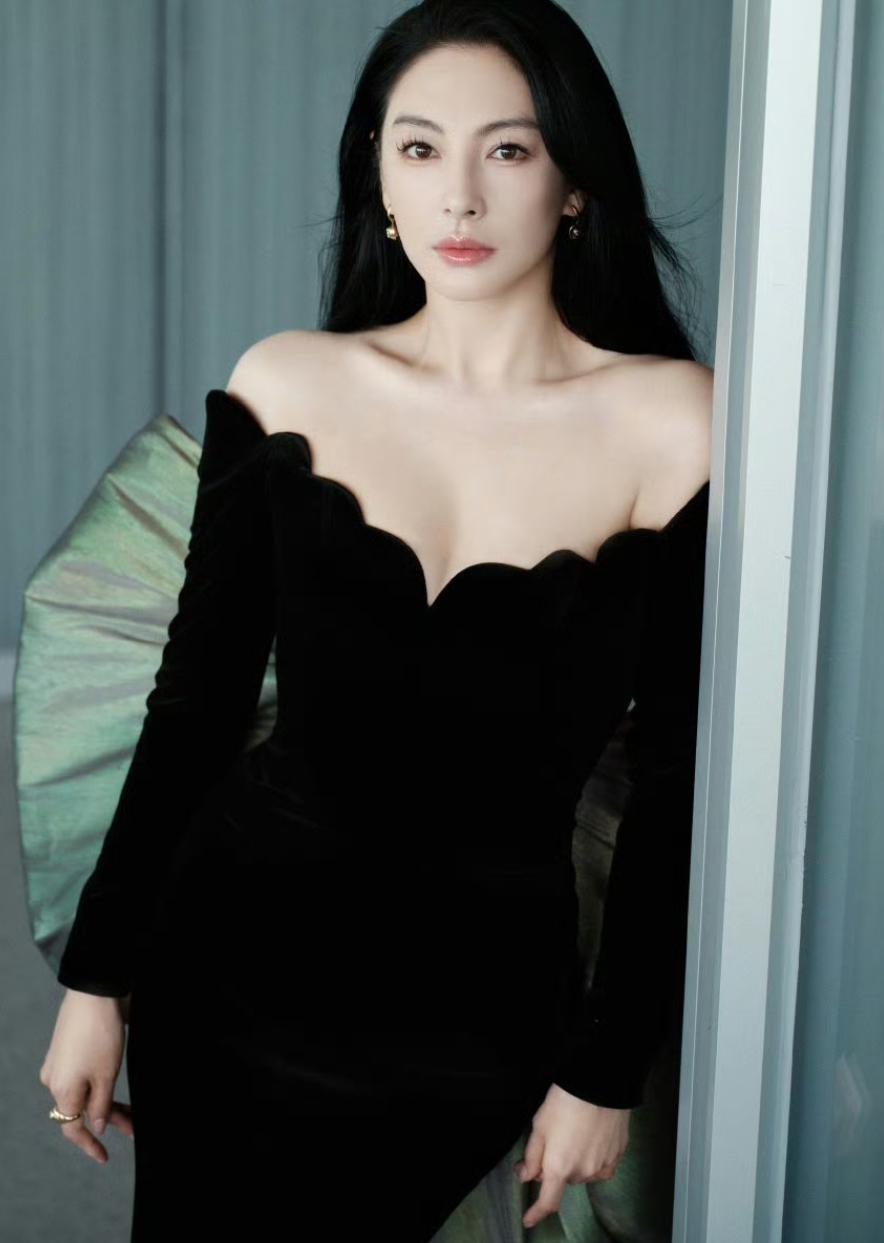 我问闺蜜:“张雨绮被爆料现在又怀孕了，她明明儿女双全，为啥要着急怀孕呀？”

闺