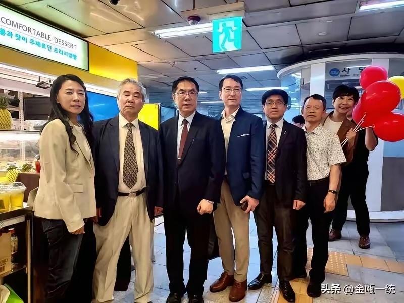 黄伟哲赴韩推销芒果

台南市的芒果熟了，黄伟哲又拎着箱子飞韩国了。

这不是第一