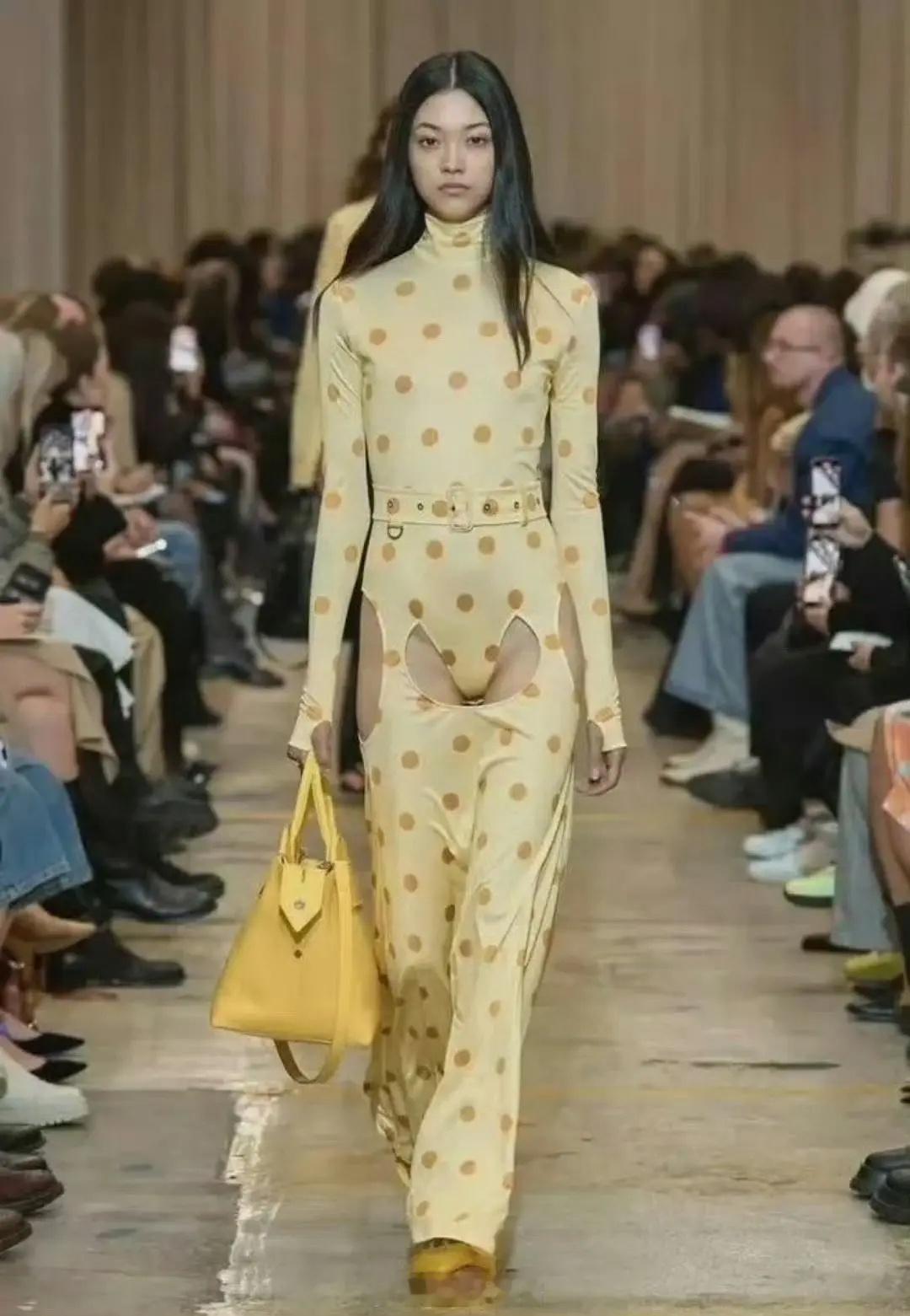 模特能拒绝穿这件礼服吗？设计师是谁啊 ​​​