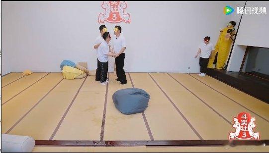 栾云平被王九龙一脚踢出局  斗笑社  哎呀，栾哥这是被“误伤”了吗？躲在王九龙“