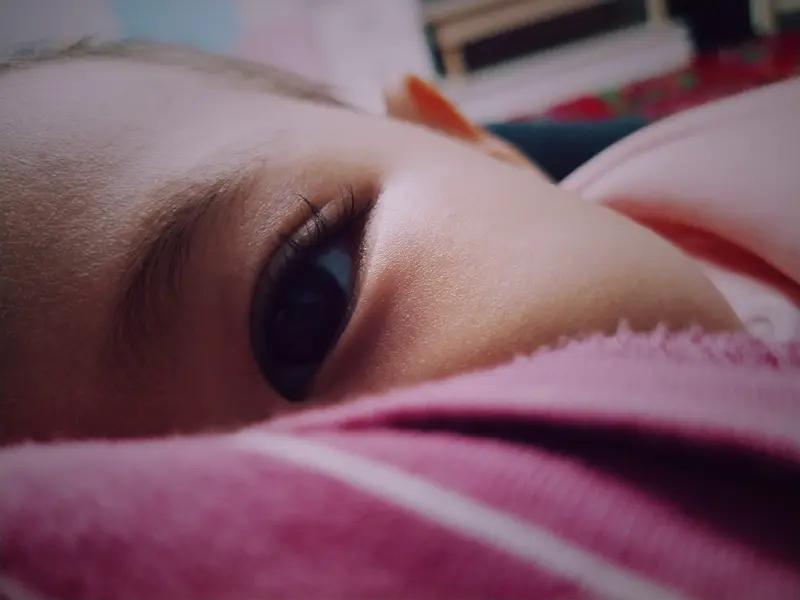 【血泪警钟】这12个习惯正悄悄毁了宝宝眼睛！儿科眼科医生：越早改越好，守护孩子一