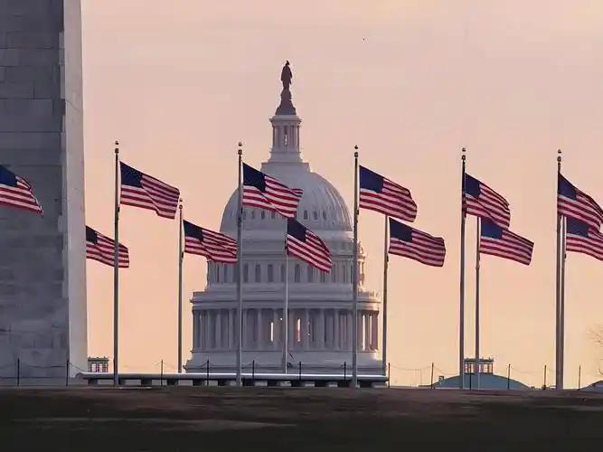 美在全球化浪潮的席卷之下，美国作为一个具有全球影响力的大国，其在世界人民心中的形