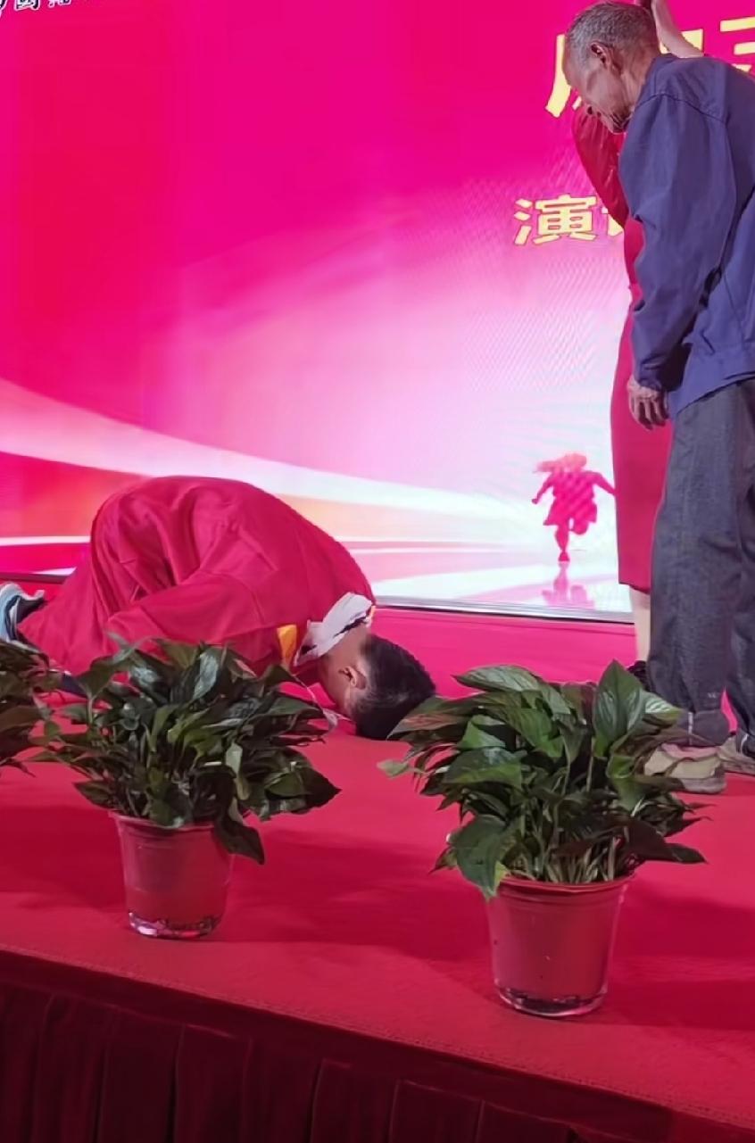 一名学生男孩，看着面前腰身佝偻的白发老人，突然的一个举动，让人瞬间泪目了。

湖