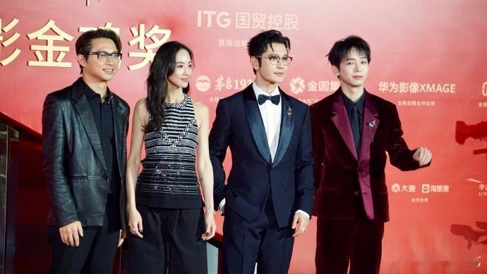 张钧甯金鸡红毯生图太🉑了！露背的造型真的是优雅又有气质呀！走在红毯上面，简直就