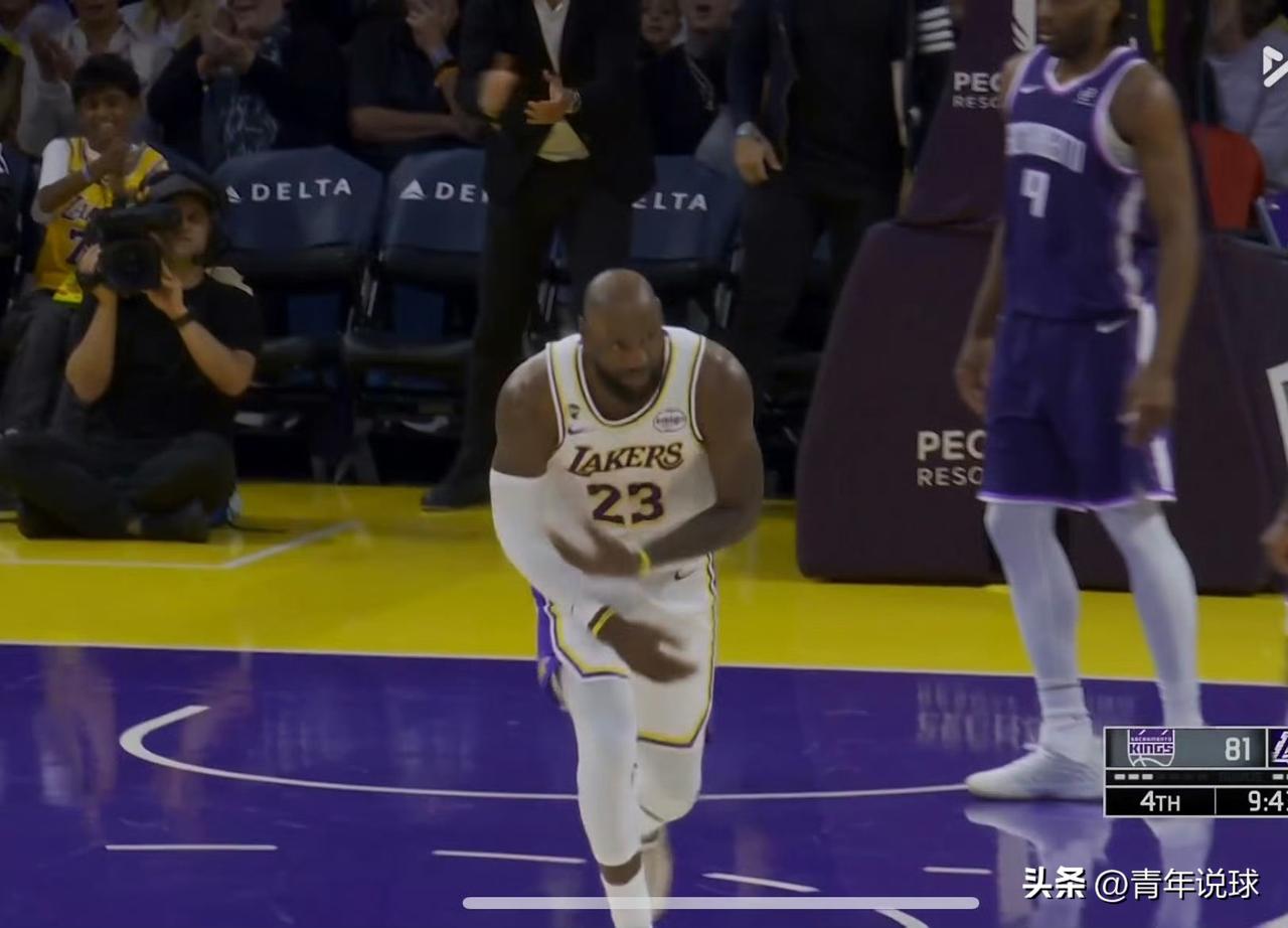 詹姆斯解锁了新庆祝动作！

第四节9分50秒，斯玛特抢断了国王队的快攻传球，随后