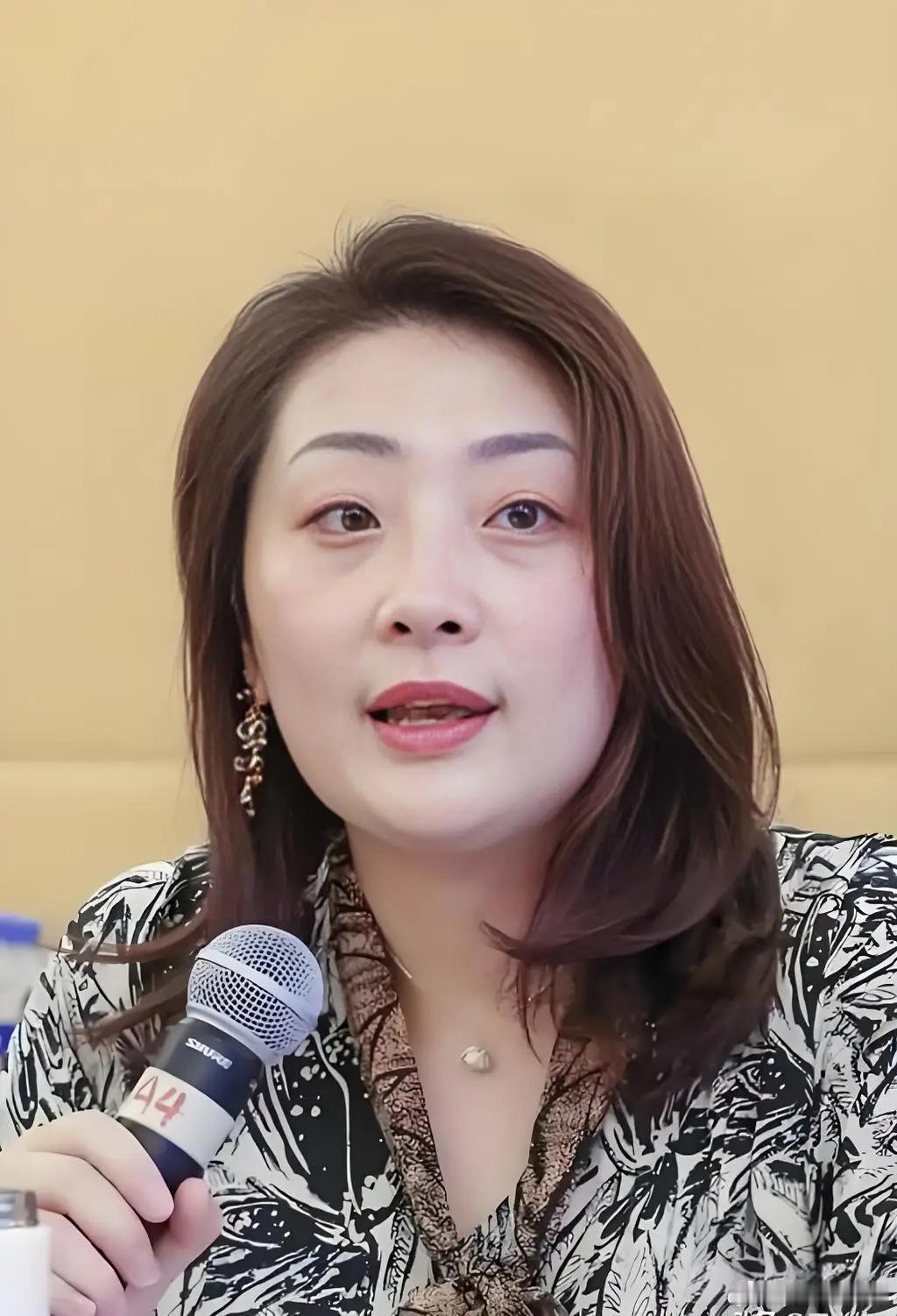 一瓶汽水卖 28 块钱，没人买。降到十几块请顶流代言，火了五天就熄了。再降到 3