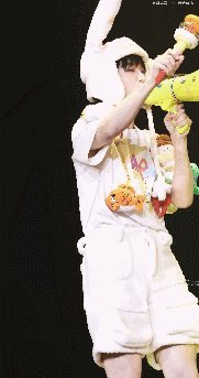 黄子弘凡迷糊名场面！话筒失声拿应援棒救场，不疑道具疑嗓子，萌到让人忍不住笑～ 