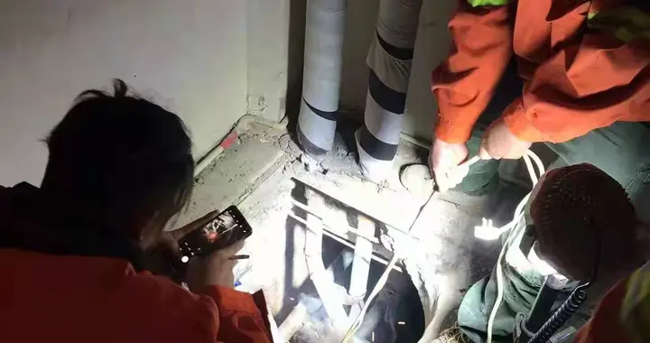 这事儿帮您办了：破拆地板更换阀门，居民家里热起来了