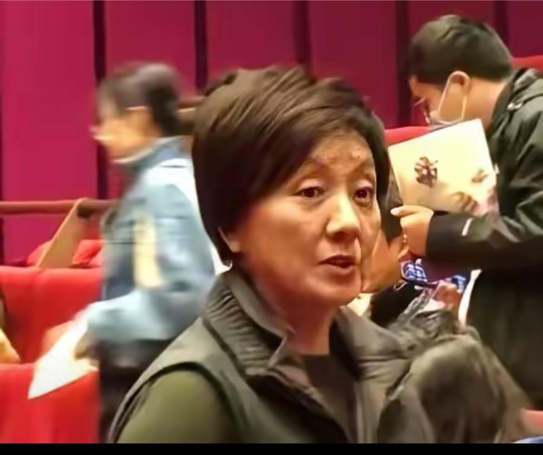 69岁的邓婕也老了，不过像她这样挺好的，没有浓妆淡抹，没有去医美，接受自然老去，