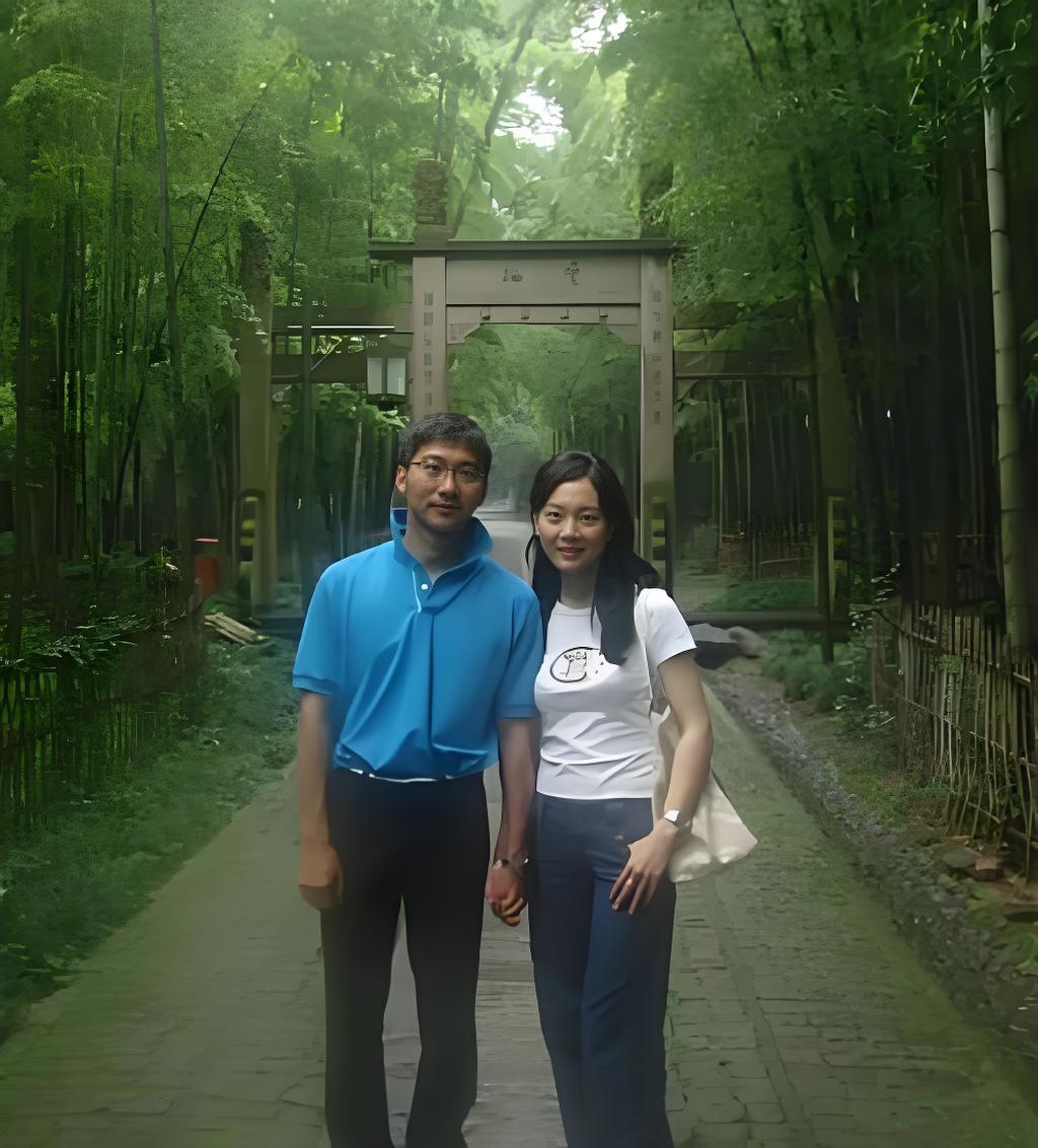 右边是年轻貌美的陈数，左边这位把蓝色短T扎进裤子里的眼镜男是谁？西湖 杭州 旅游