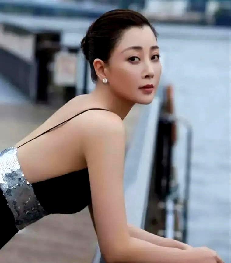 电视三大奖大满贯的视后，就因为素颜被拍，就“女神崩了”？

好家伙，1月7号晚上