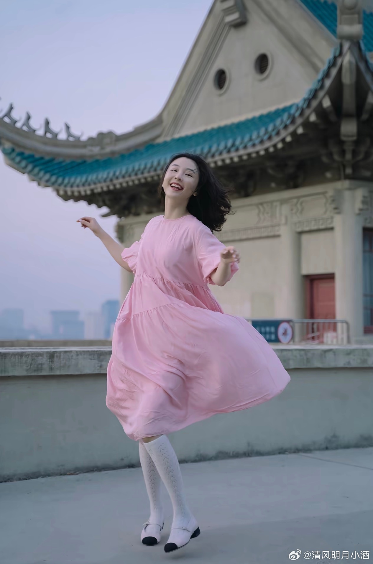 吴倩被爸爸打掉牙齿不敢吐出来吴倩在节目中分享到：小时候被狗咬伤后，她爸爸二话不说