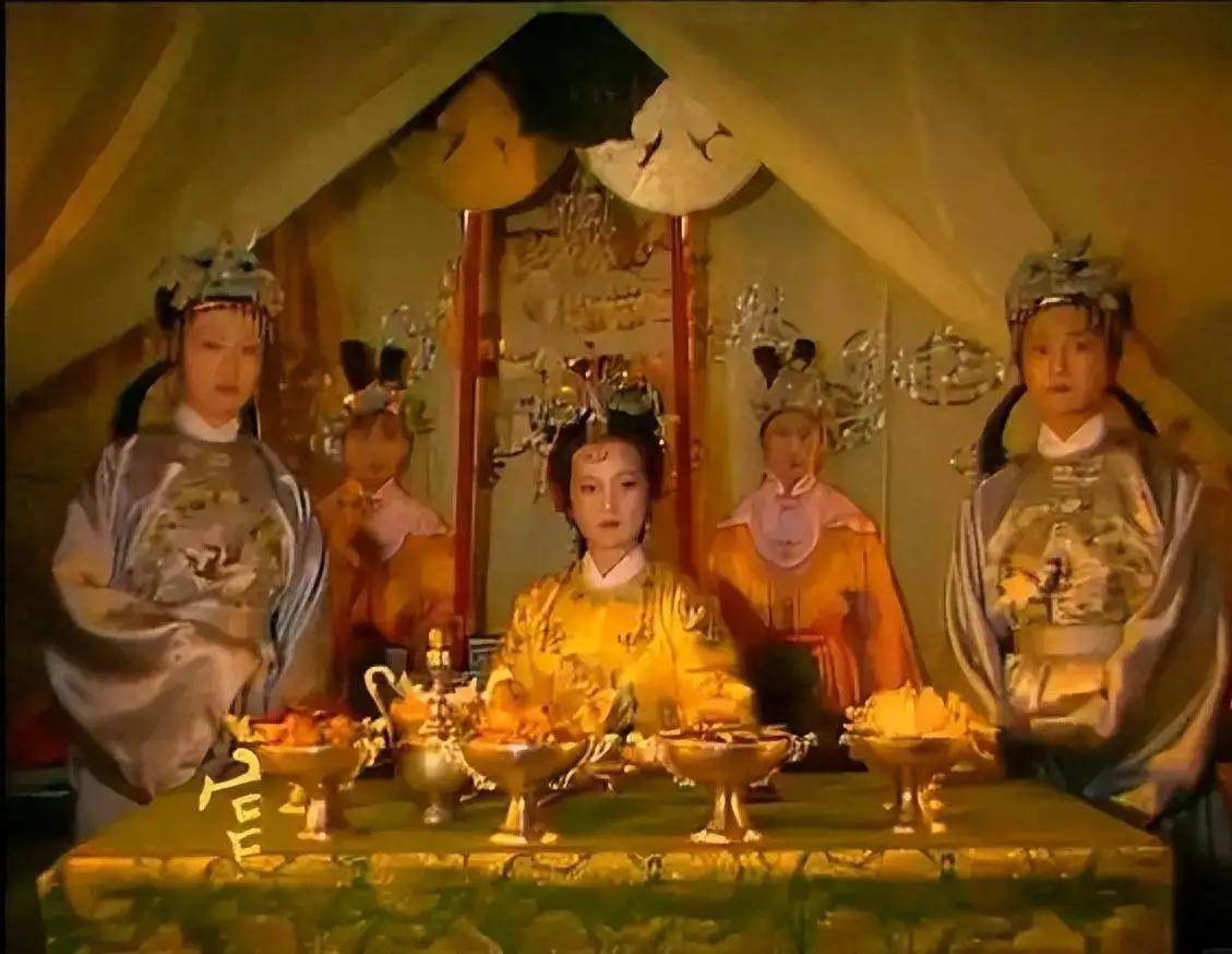 《红楼梦》里有一个细节，读一百遍才能看出杀机。贾元春省亲那天晚上，她看见贾家修的