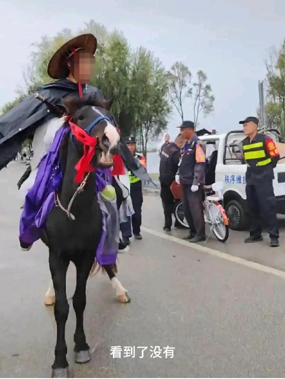 男子于大理洱海廊道骑马，一名保安持棍击打马的头部以阻止其进入
10月8日，云南大