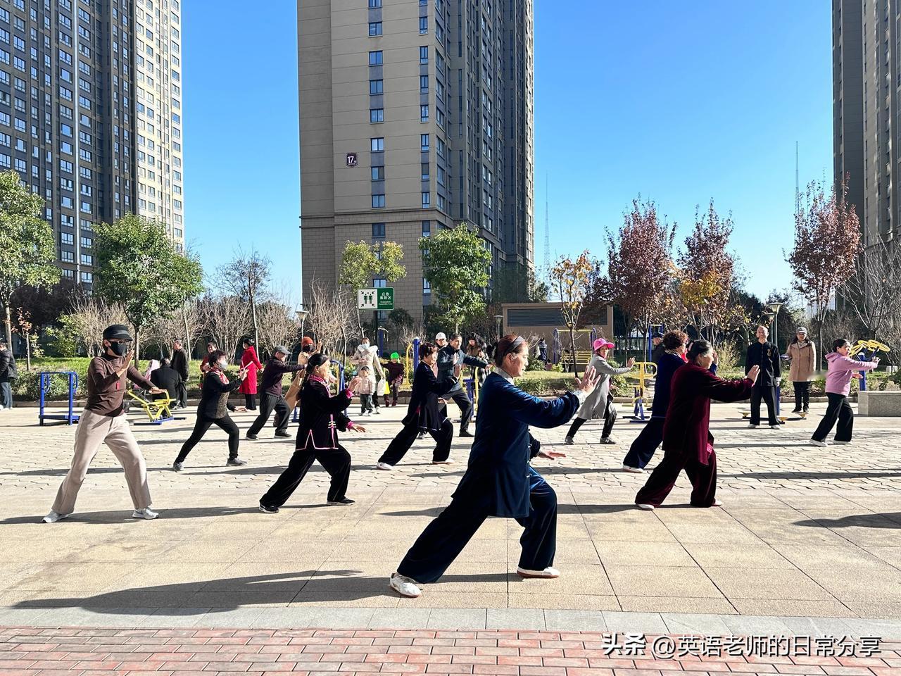 一开门就涌进来一群居民，强烈建议取消物业，我们该怎么办？

昨天一大早小区工作站