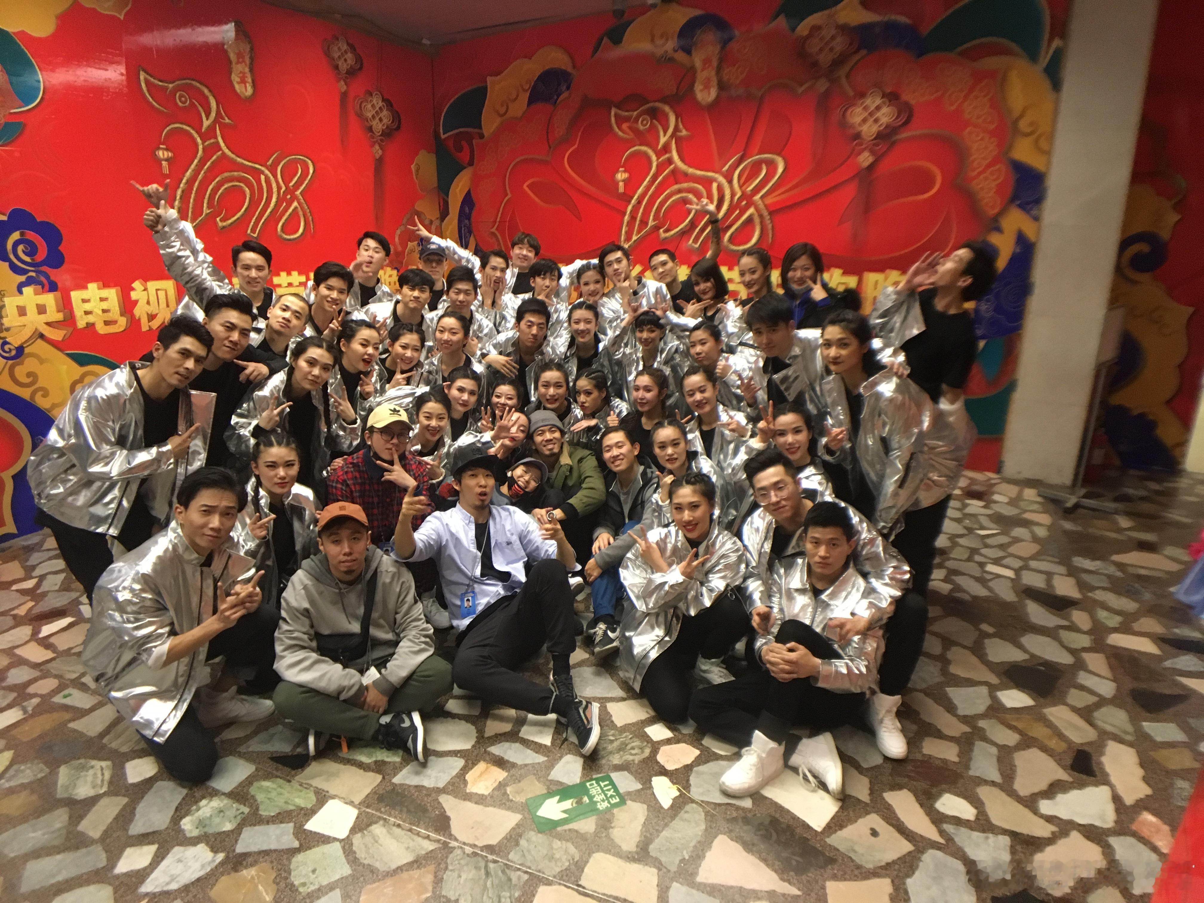 从月薪800到掌控百万级舞台 崔鹏科的成功之路充满了挑战与不易，但他却凭借着不屈