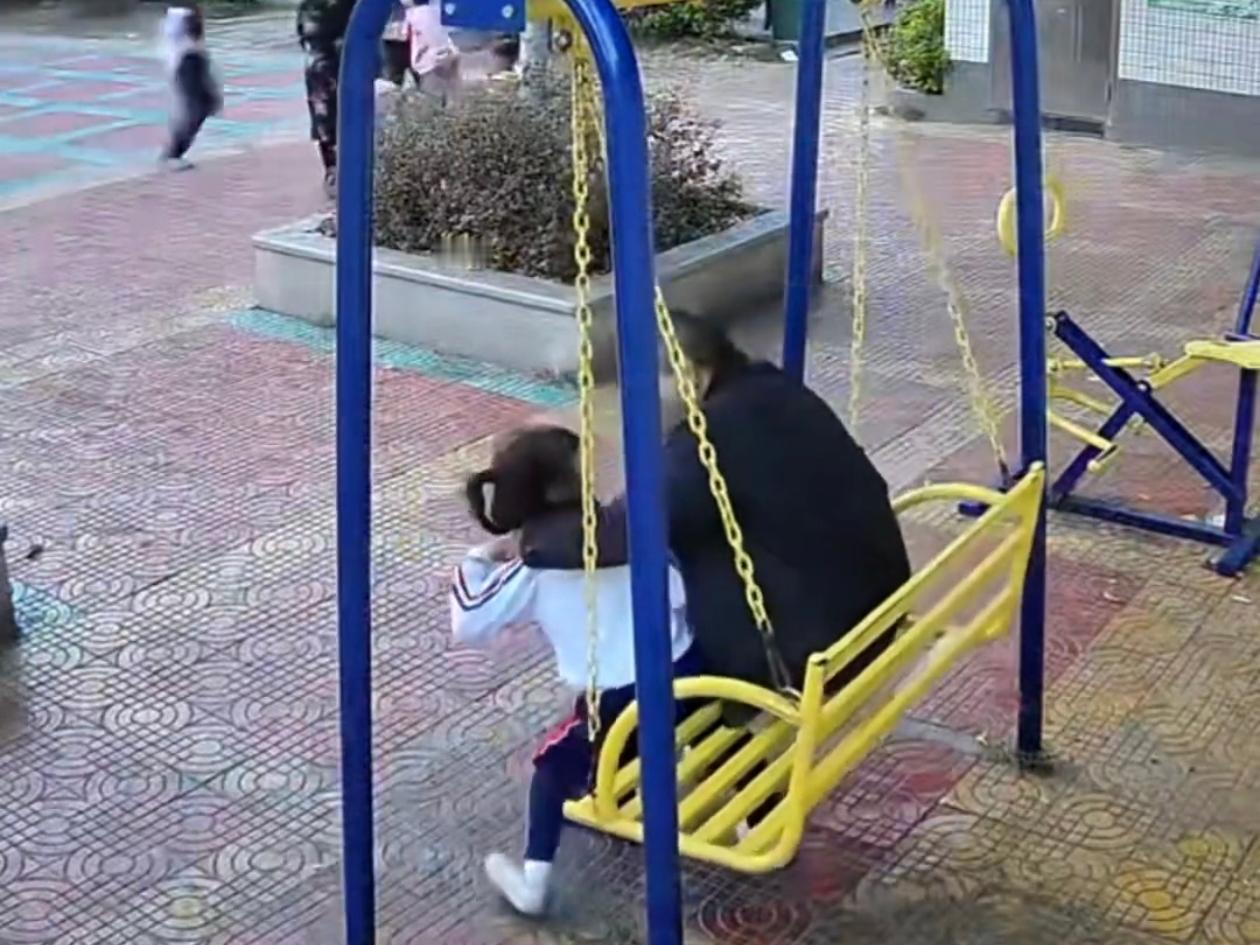 12月5日傍晚，潮州一个公园里发生了让人后怕的事，一个44岁的男子熊某盯上了正在