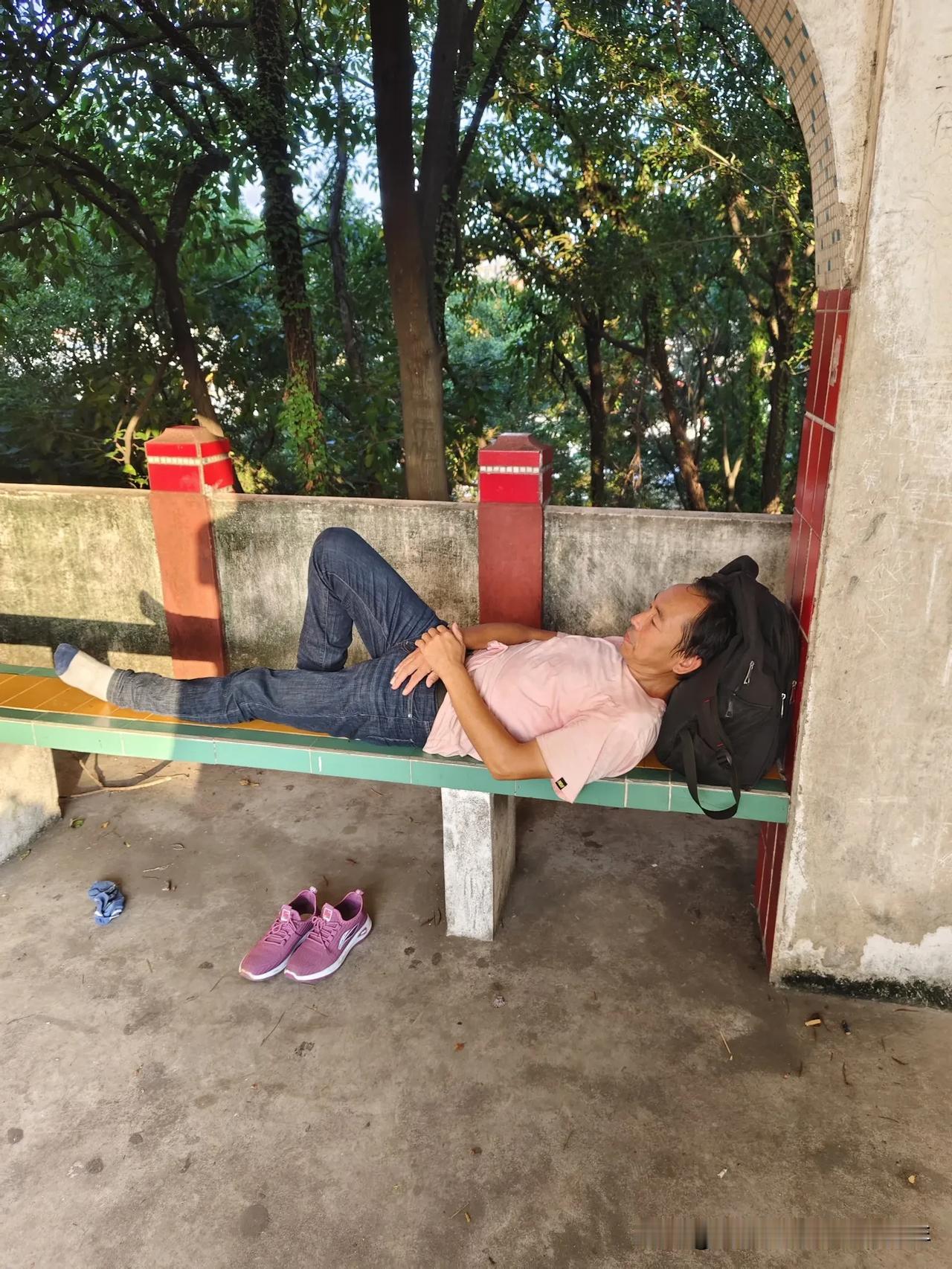 这是大神的生活态度吗？走到哪儿就往哪儿躺？打一开始，一个拍摄短片的穷游博主，后来