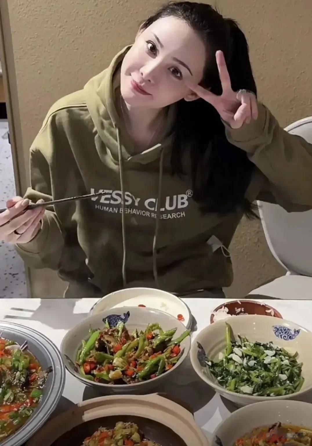张颖颖这个小姑娘看起来年轻貌美，人也活泼可爱，跟汪小菲在一起也是郎才女貌啊，为什