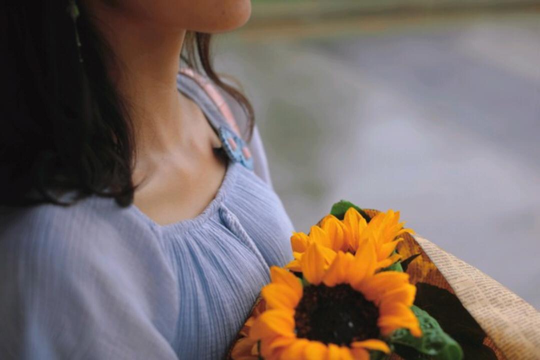 婆媳闹翻了，
年轻的妈妈到处炫耀，
说她多厉害，
把婆婆撵走了，
我就笑笑不说话