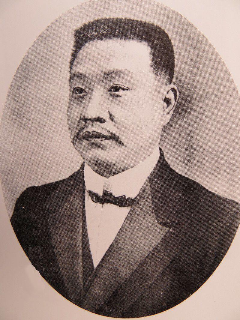 因为是通房丫头出身的妾，她居然在丈夫和正室的饭桌前站了24年，直到儿子金榜题名才