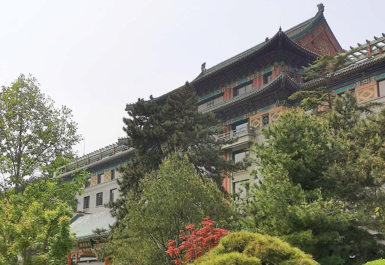 闹市藏姑苏，京城秘境苏园
北京中关村友谊宾馆声名远扬，这座历经七十二载风雨的老牌