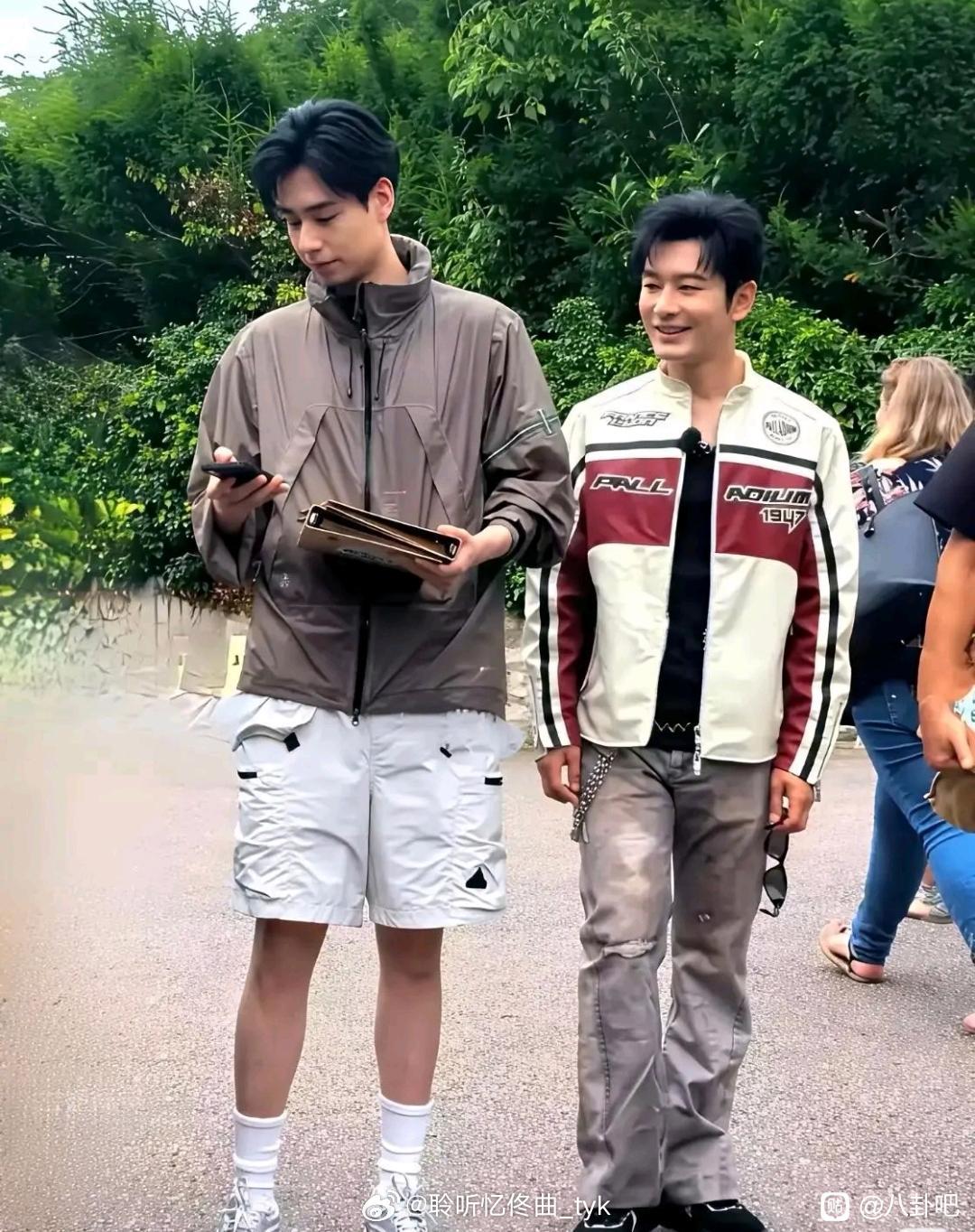 黄晓明和这位年轻男演员线下同框，谁赢了? 