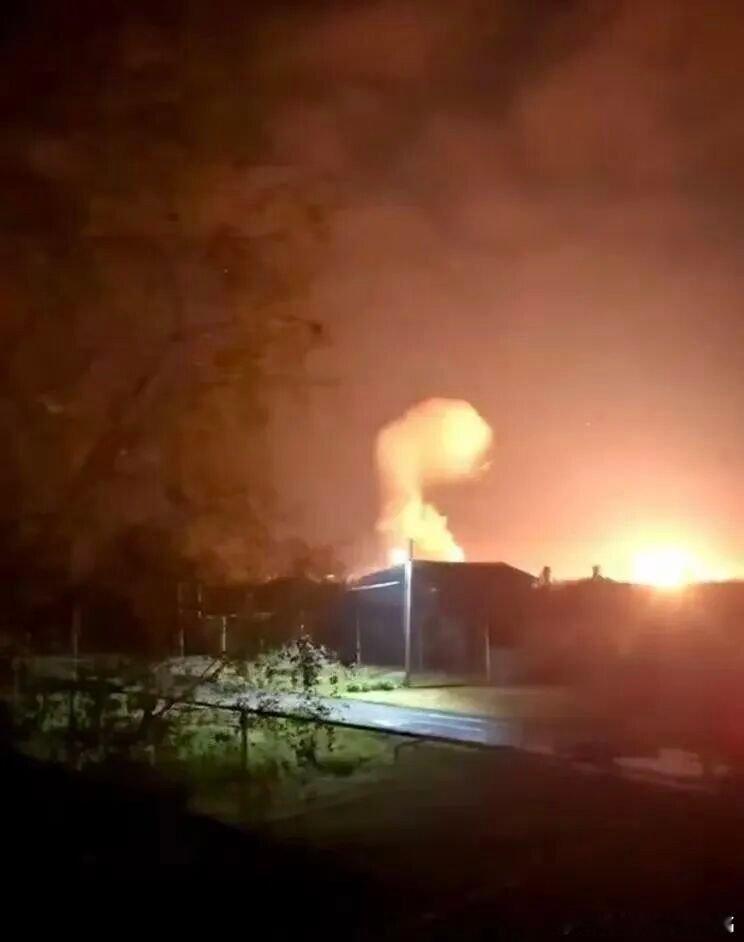 乌俄战争日报第1518天4月20日，乌无人机群凌晨再次袭击俄黑海主要港口图阿普谢