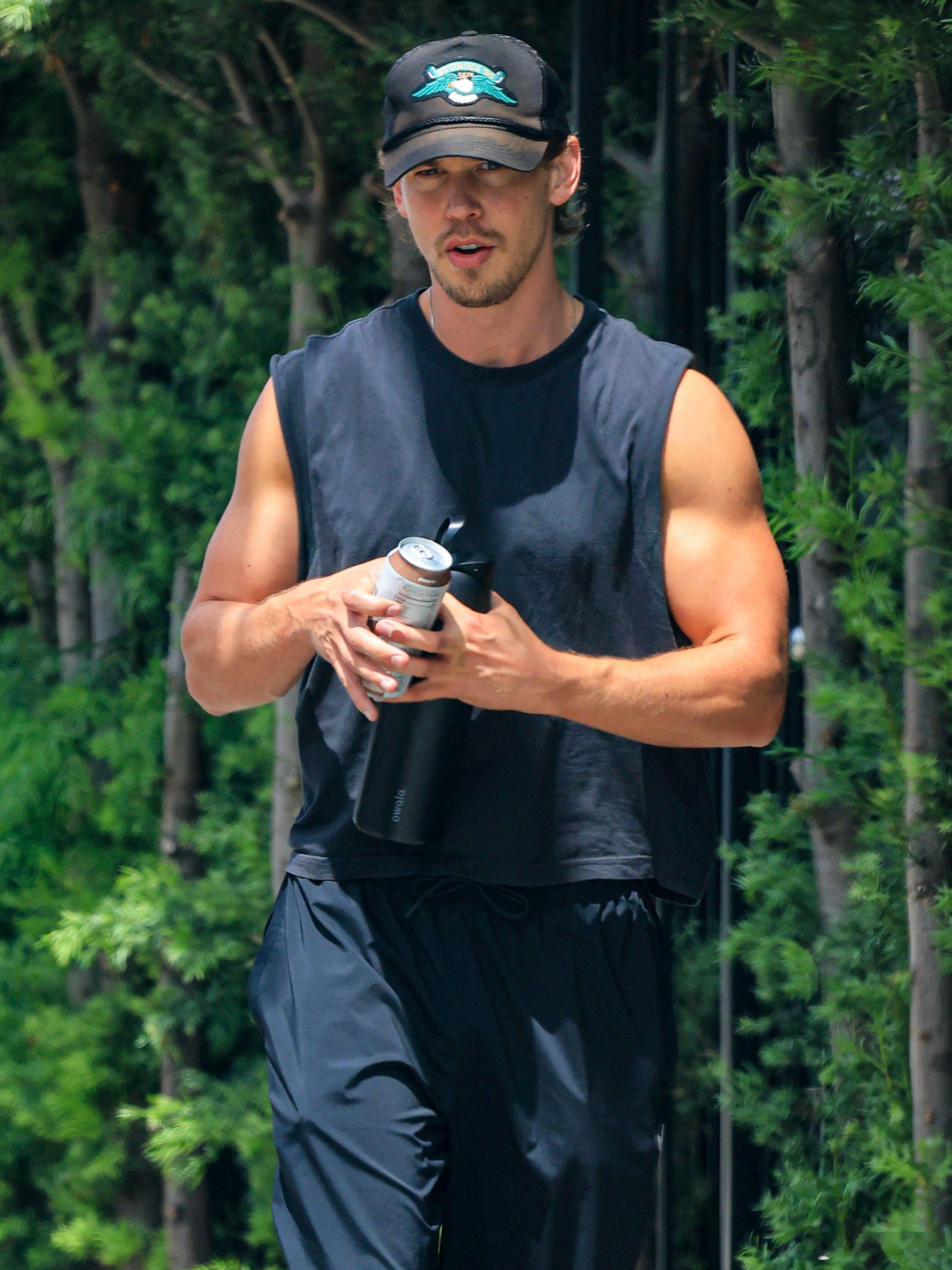 奥斯汀巴特勒Austin Butler性感型爆新街拍！！ 