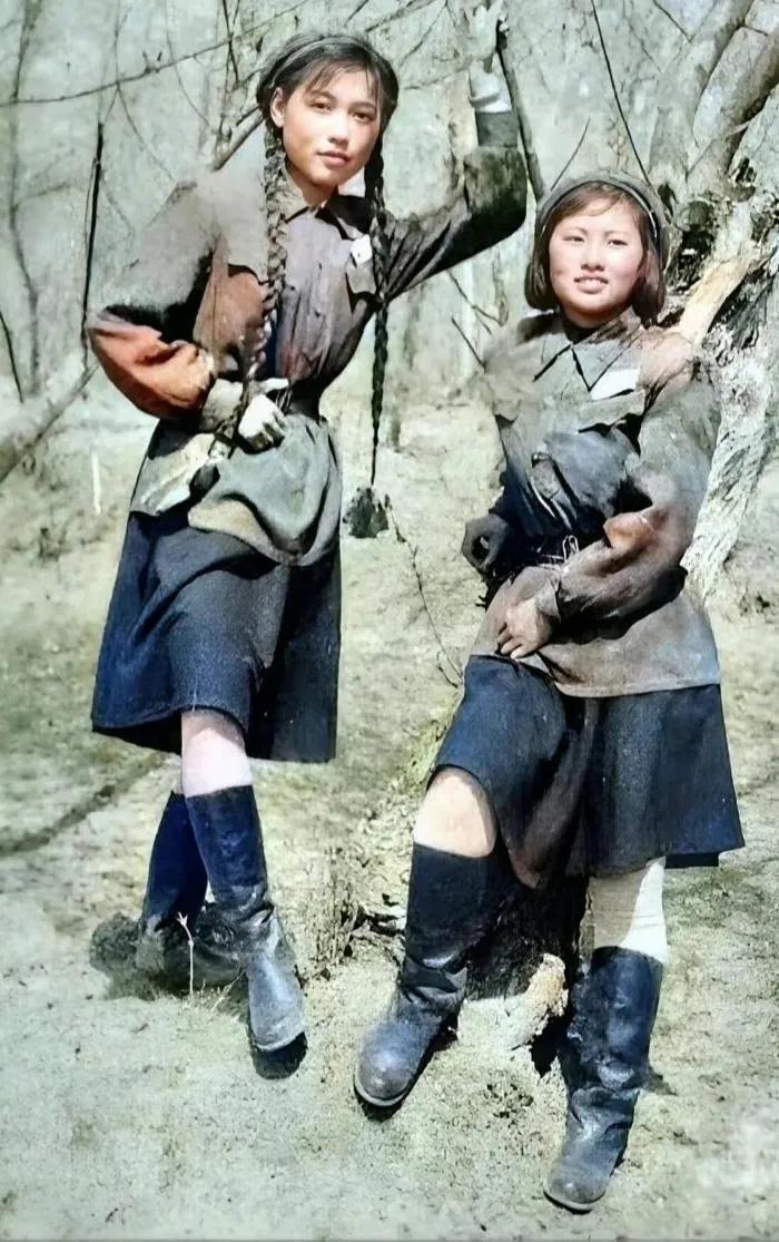 两个志愿军女战士的一张合影