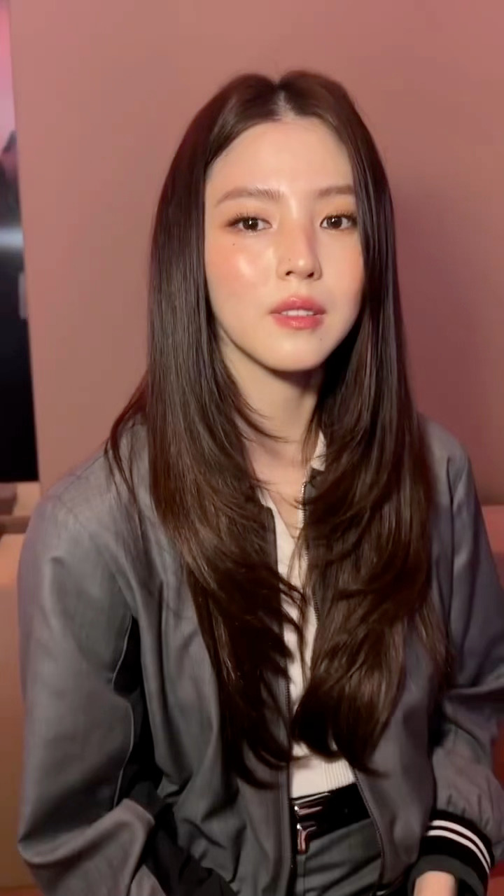 好可怕的腮红 好僵的脸 