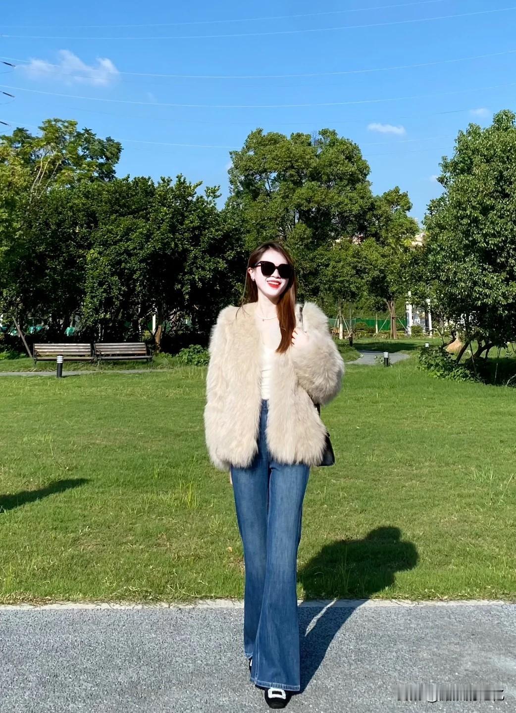 毛绒外套一裹、微喇裤一甩，冬天直接开启“长腿瘦腰”滤镜，显高显瘦so easy！