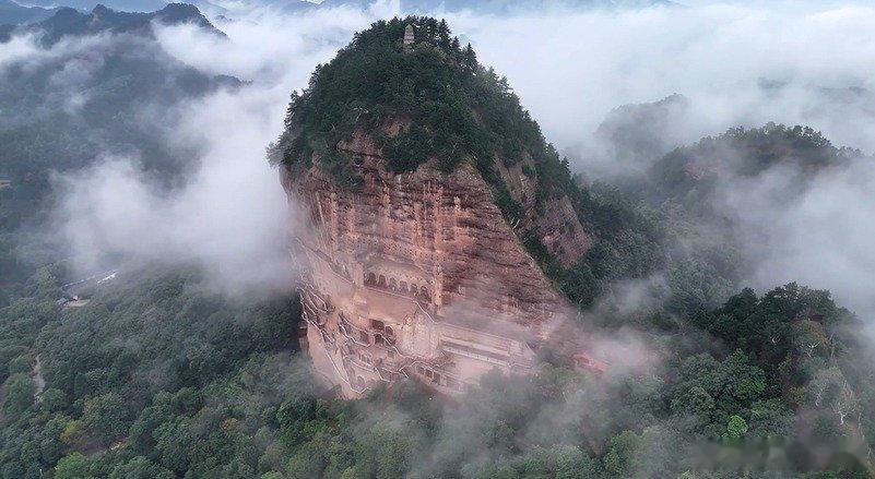 走进甘肃读懂大西北黄河穿兰州城奔流不息，中山桥横跨河面，马家窑彩陶、马踏飞燕诉说
