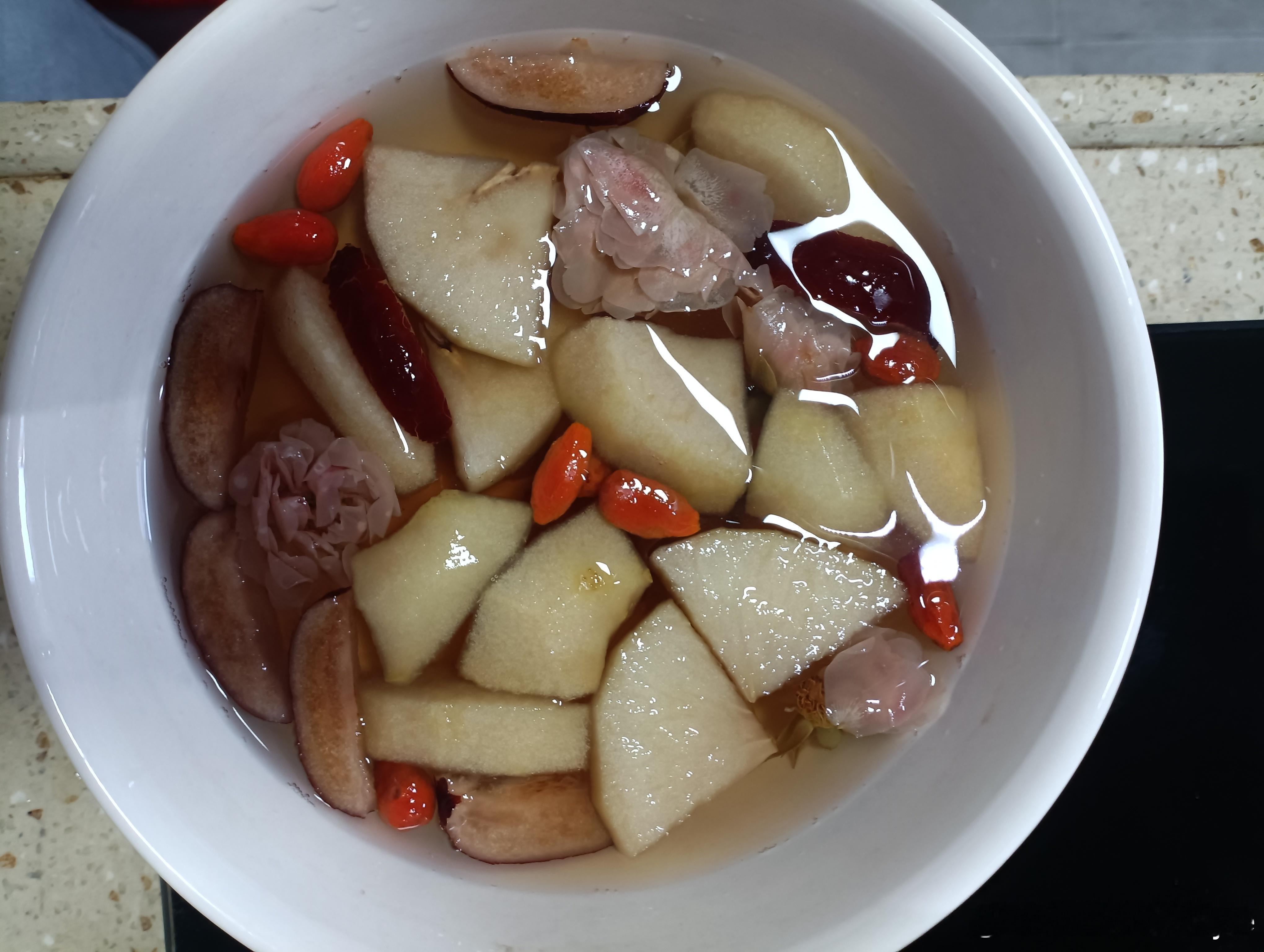 最近迷上了煮苹果水，网上刷到的说是可以改善脸色去黄除了苹果，还配了红枣、枸杞、玫