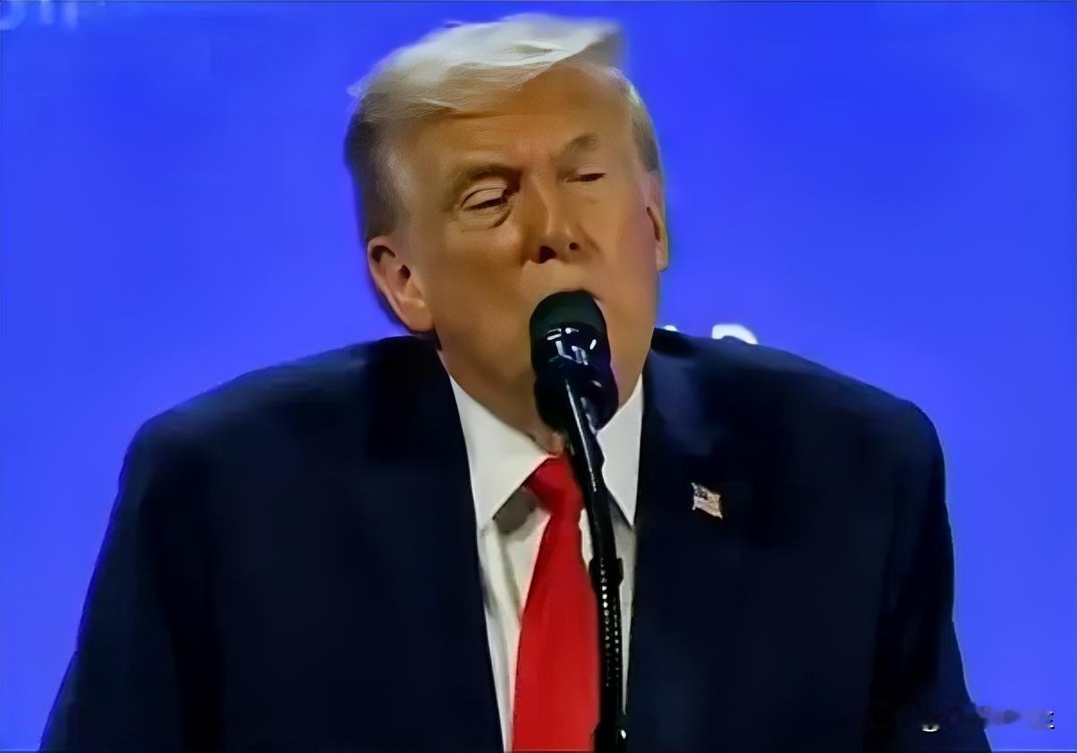 特朗普调侃法国总统马克龙:“马克龙，我昨天看他戴着那副漂亮的墨镜，到底发生了什么