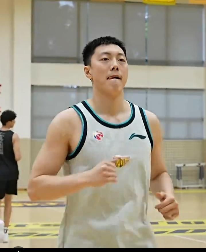 广东宏远又晒训练视频，看起来强度不小，胡明轩、焦泊乔、徐杰、崔永熙、卢卡等主力球