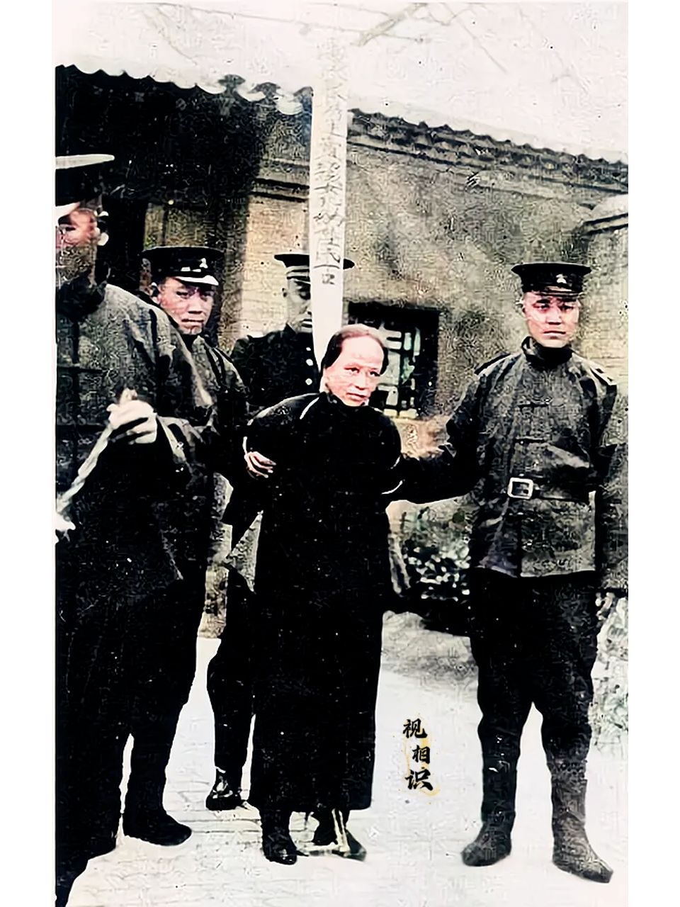 1925年，民国时期，一名“人贩子”即将被处决的场景，镜头中可以看到，她的双手被...