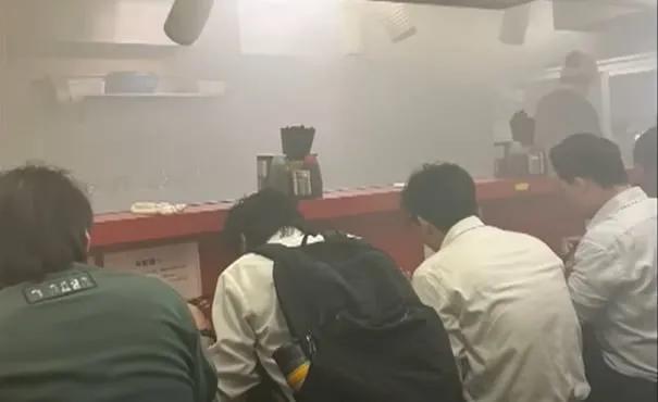 火警不撤离？拉面店引发火灾，客人却坚持用餐引人警觉！

在东京新宿歌舞伎町的一家