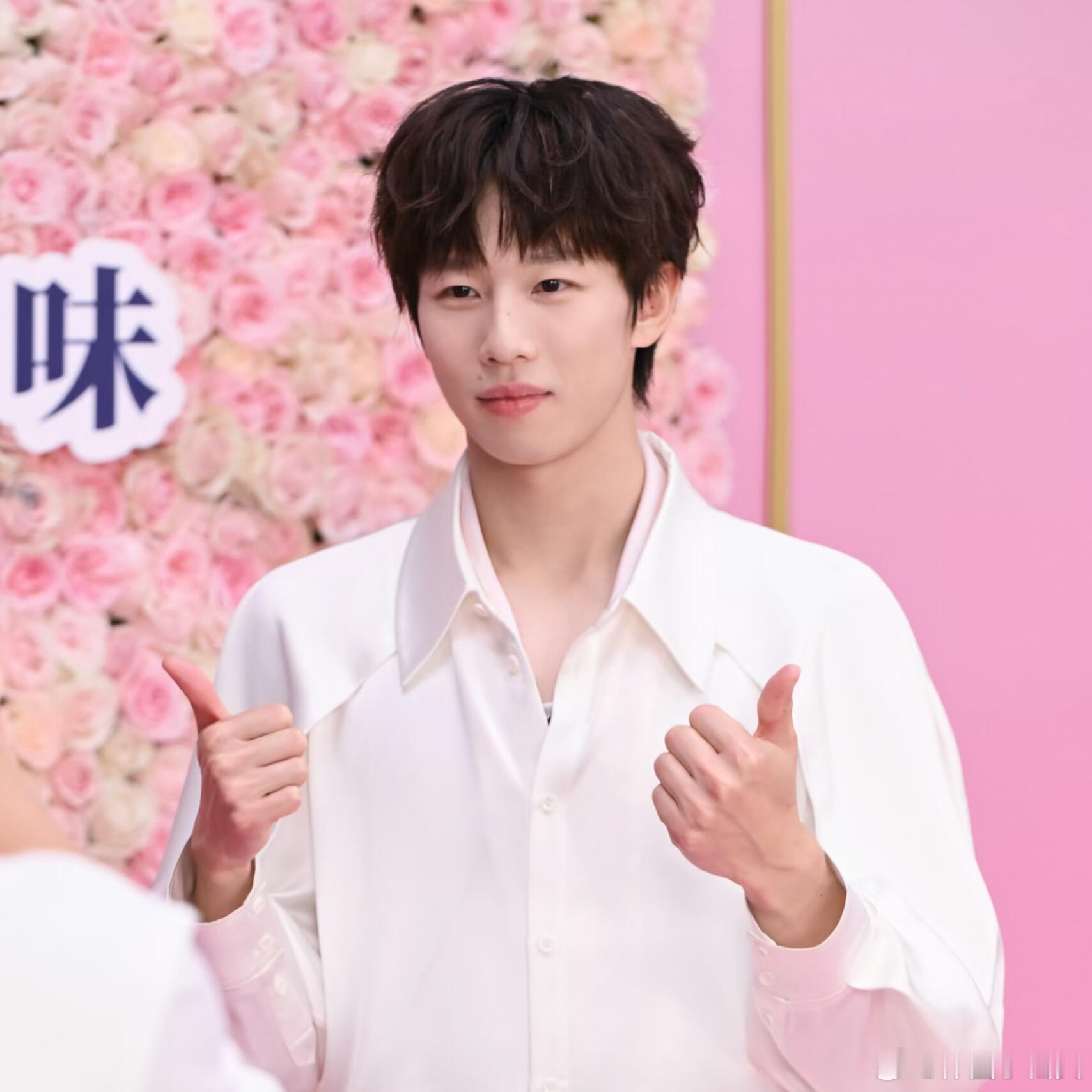 林高远 当妮直播！帅哥就当如此，清清爽爽，可可爱爱～ 