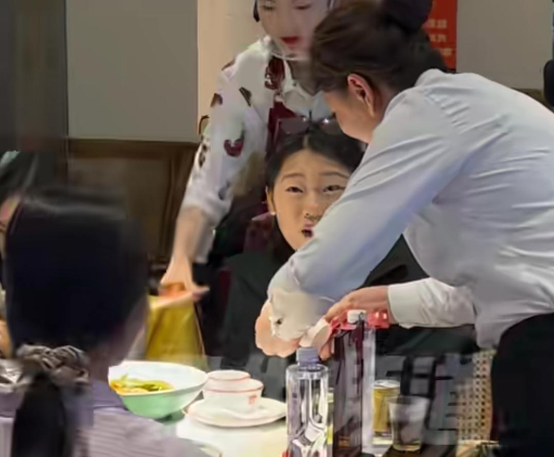 许昌一家饭店被称餐饮届胖东来，为啥呢，每月准时发工资，晚一天补100块钱，老板每