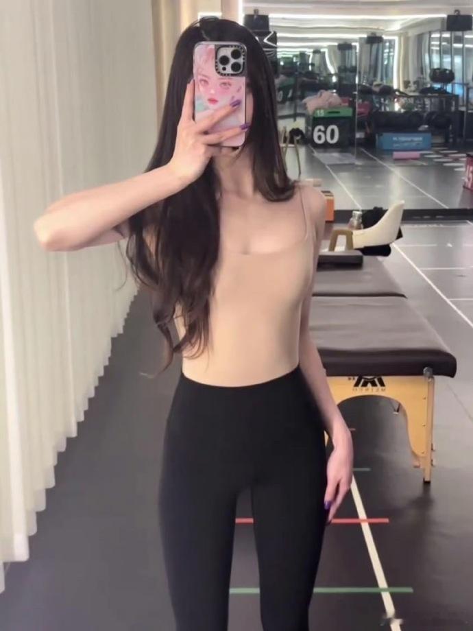 人生就像一场马拉松，不在于瞬间的爆发，而在于途中的坚持。   
