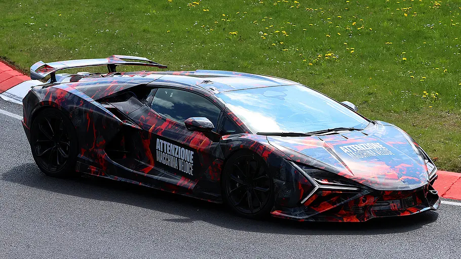 力兰博基尼Revuelto SV北环积极试车，回顾过去：兰博基尼已经为多款V12