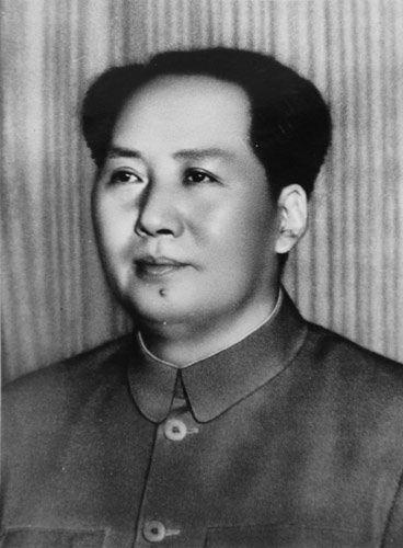 毛主席十岁时遇到地主少爷拦路：你答不出问题就要从我裤裆下面钻过去！毛主席如何巧妙