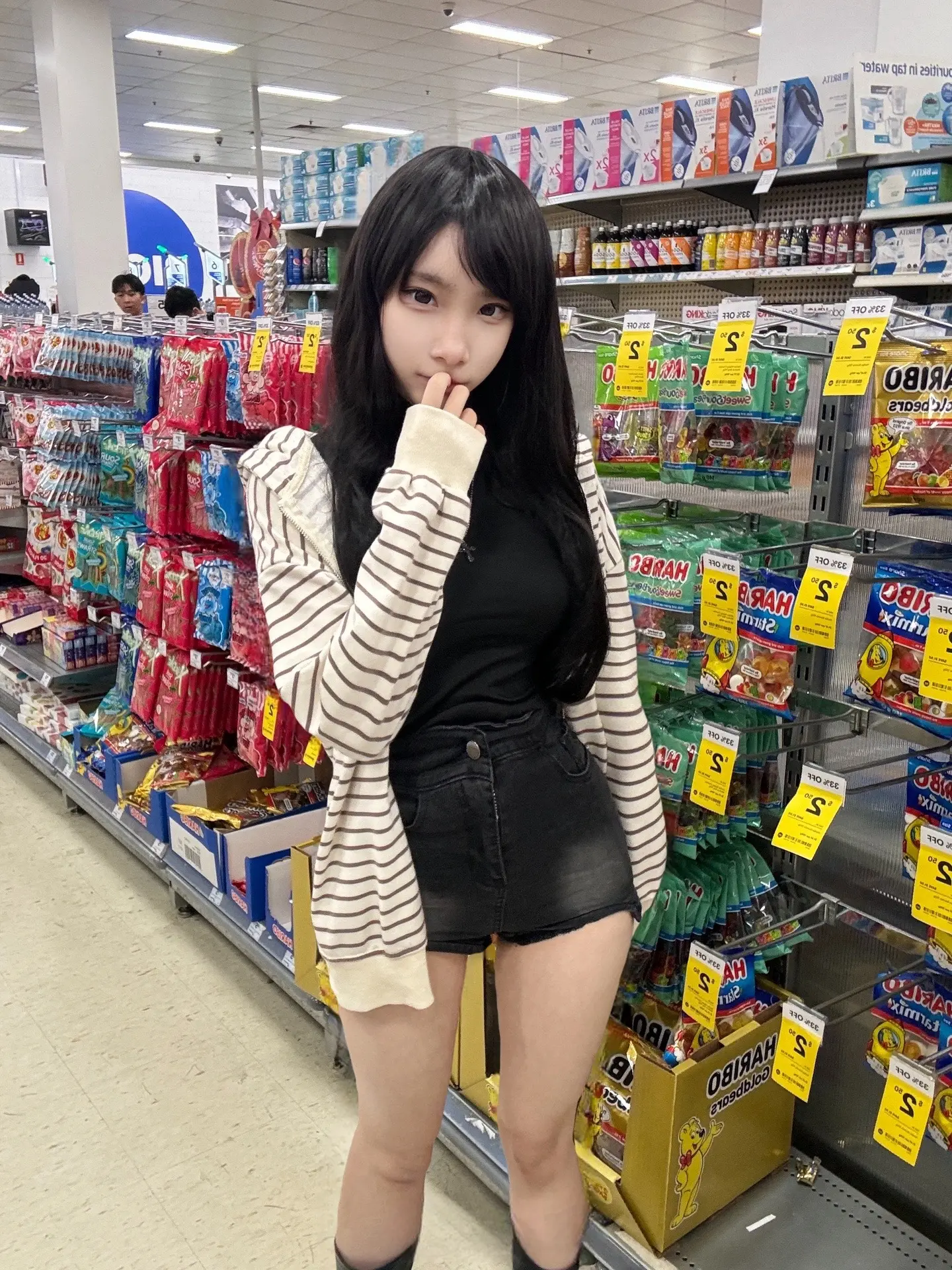 她和我讲她的故事，像是铺开一张很皱的纸。
