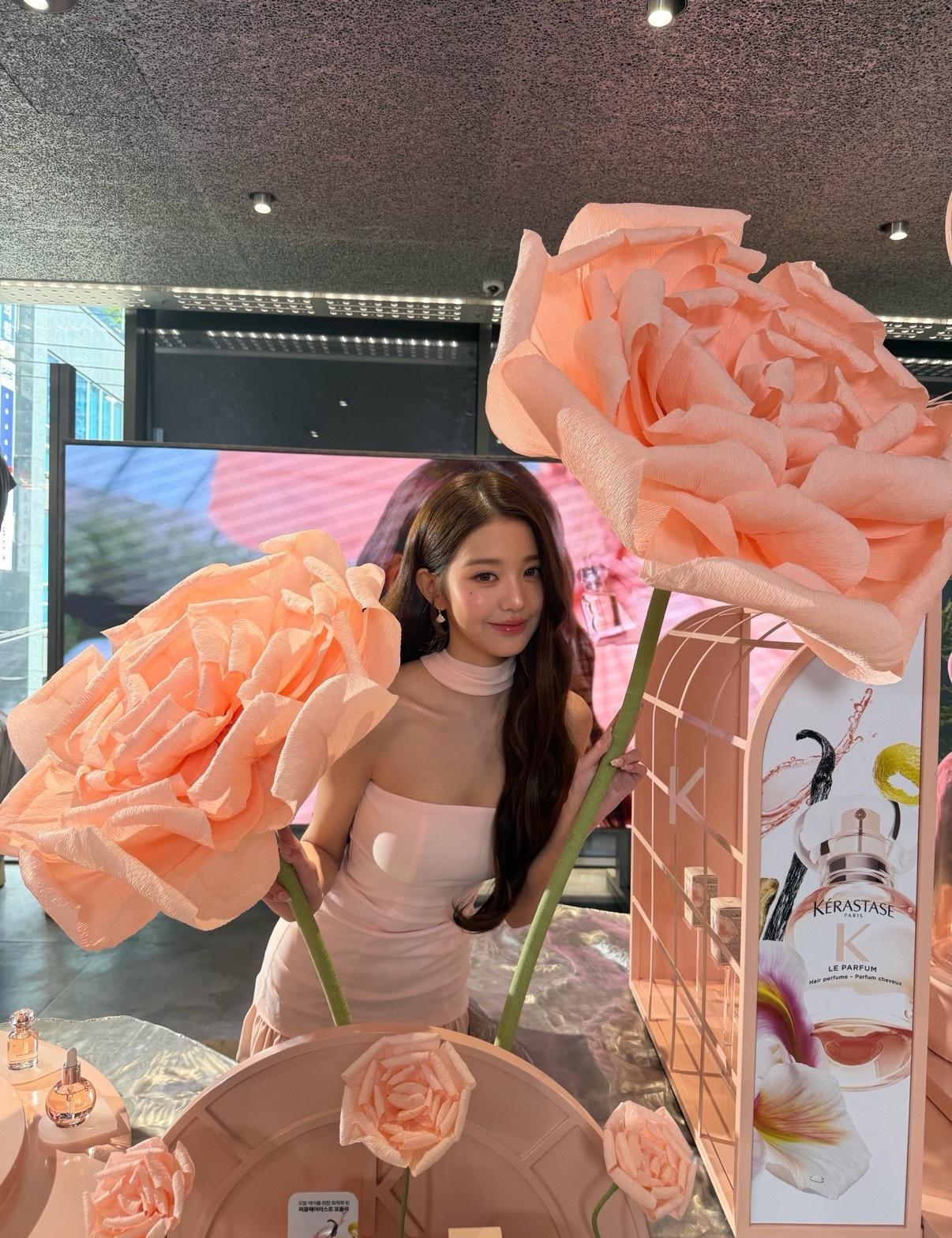 我就说老乱为啥突然发了卡诗站台的照片
原来是让粉丝说她是花🌸
独属于老乱的调情