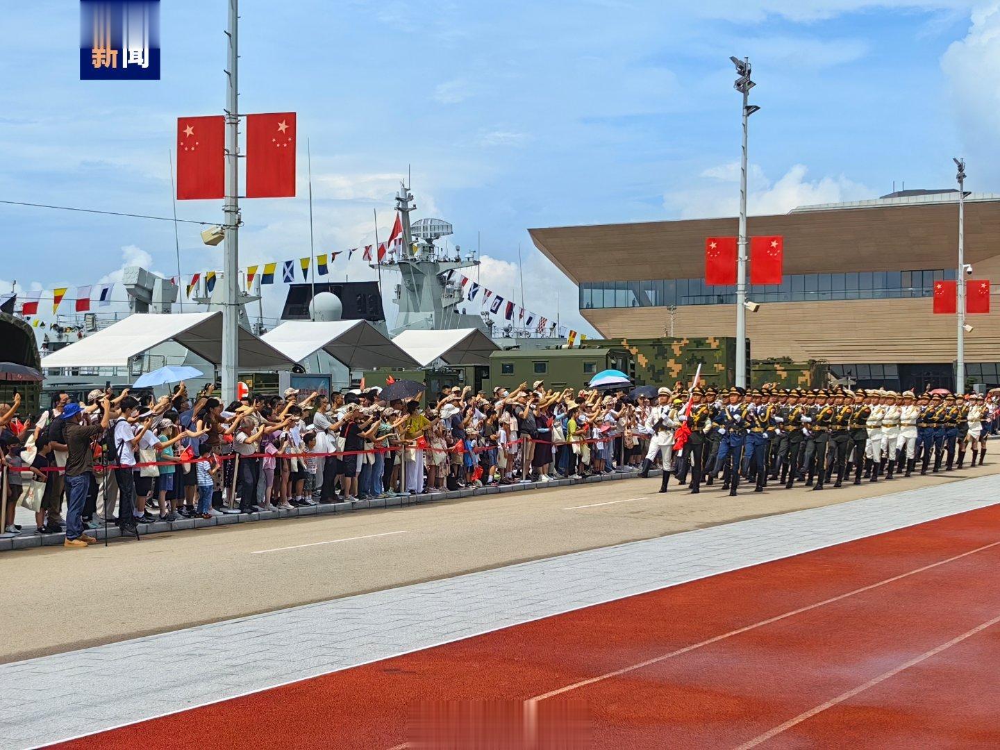 【#解放军驻港部队举行军营开放活动#[打call]】为庆祝#香港回归祖国26周年