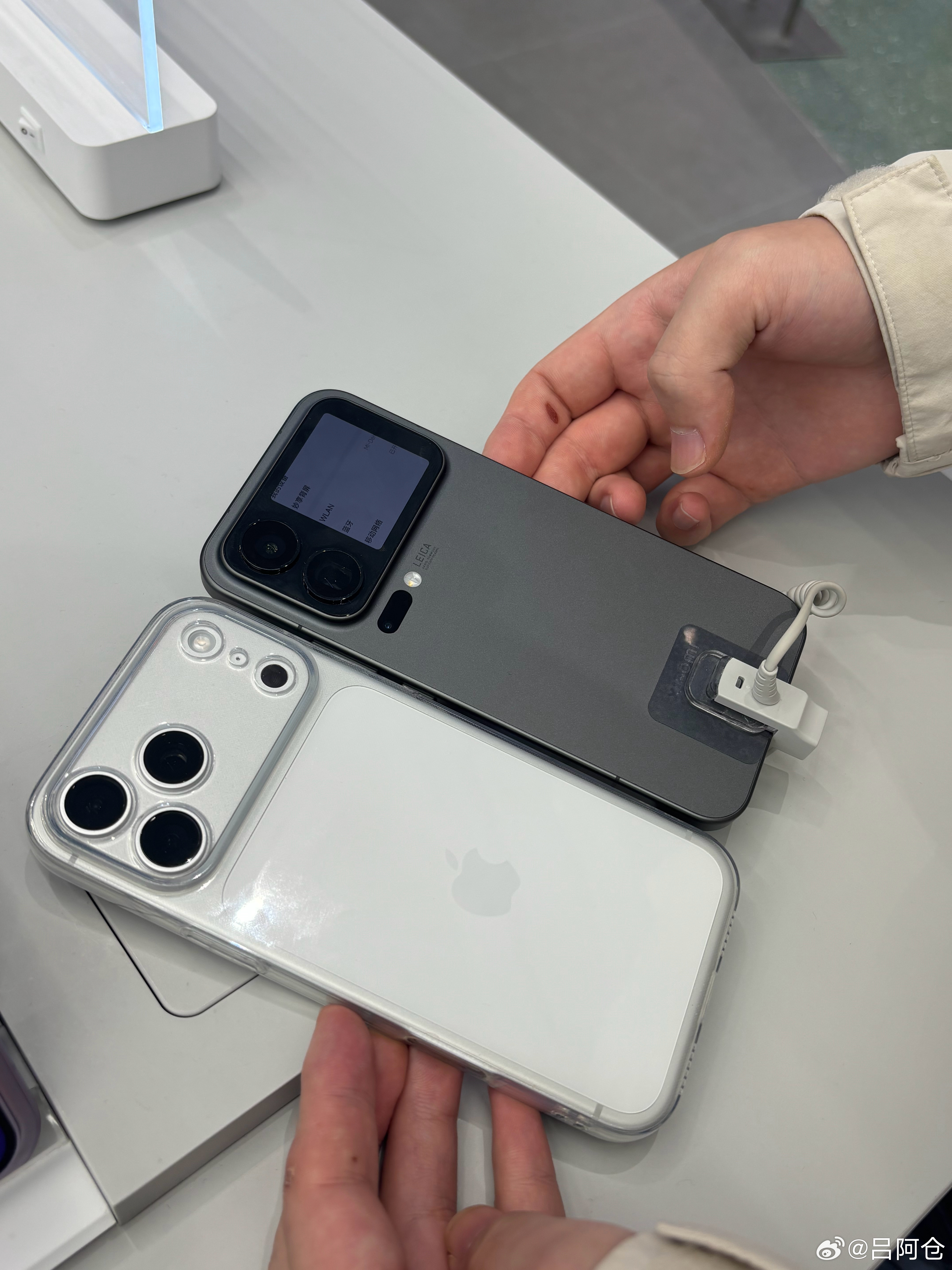 来小米之家，给小米14ultra贴膜，免费的。顺便看了下小米17，对比了下手上的