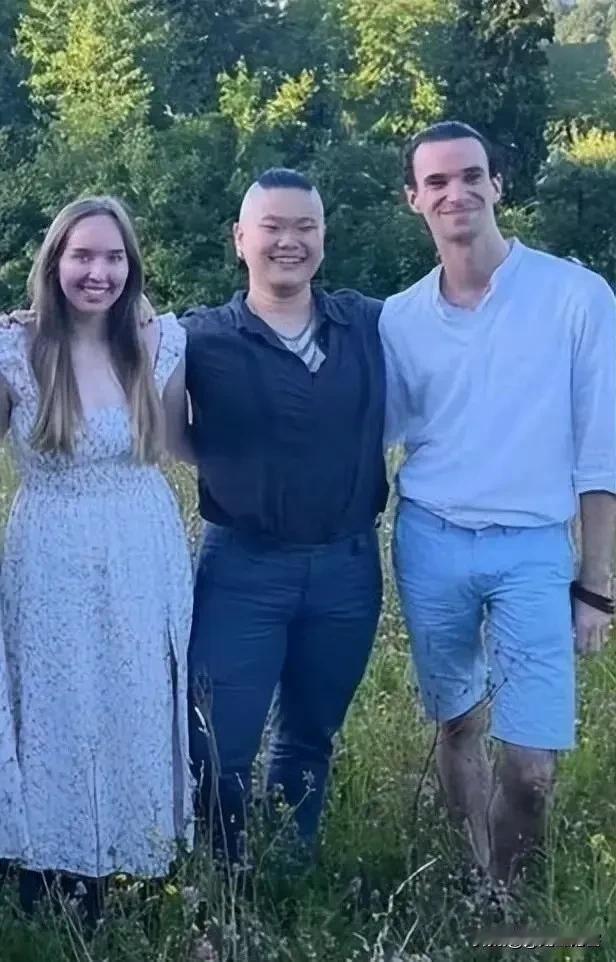 下面图片中有一个是毕姥爷的亲闺女，你们能猜出来是哪个吗？

左边当然不是了，这是