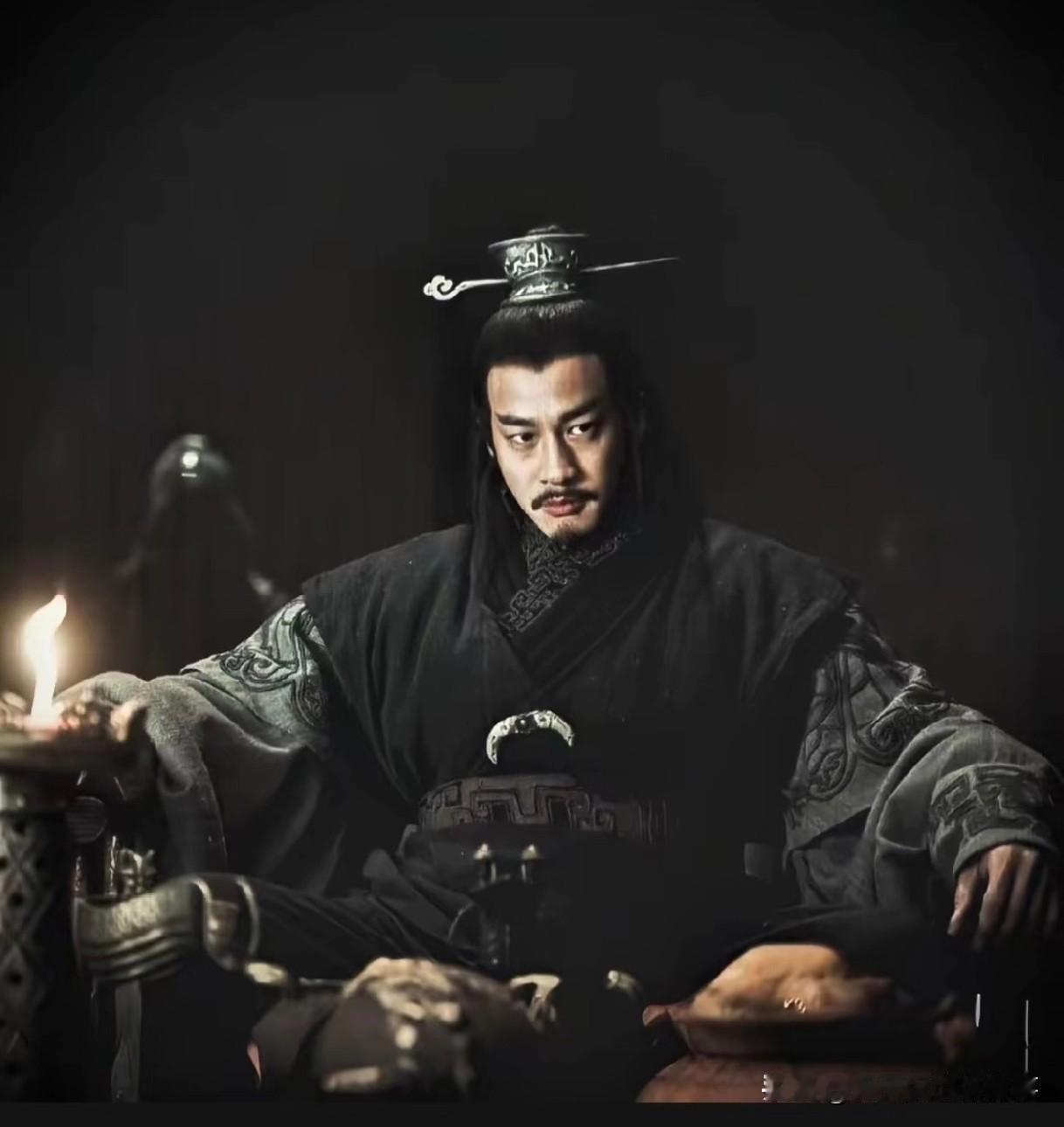 项伯为何不帮项羽，反倒帮刘邦？
 
历史上项羽虽入帝王本纪，父亲却连名字都没有记